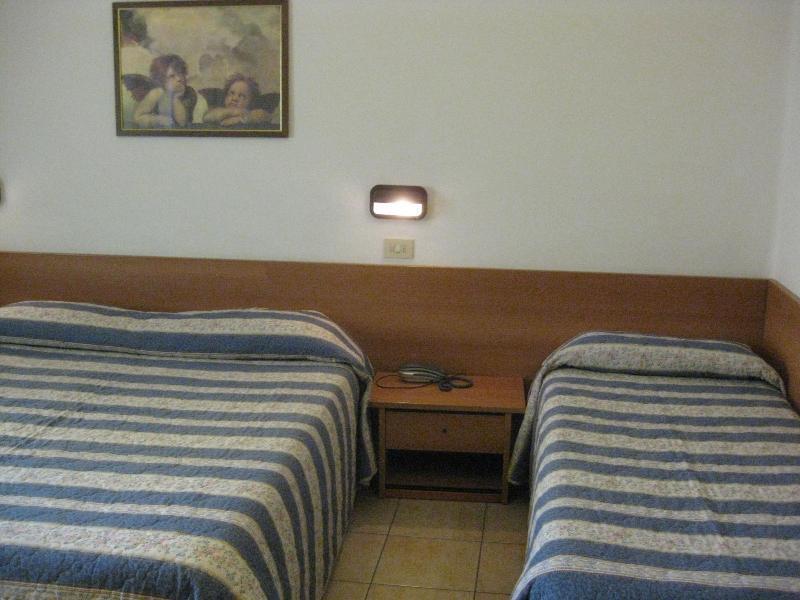Hotel Amelia Fano Extérieur photo