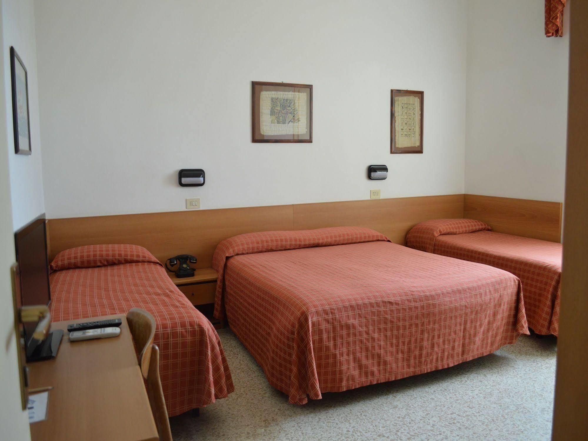 Hotel Amelia Fano Extérieur photo