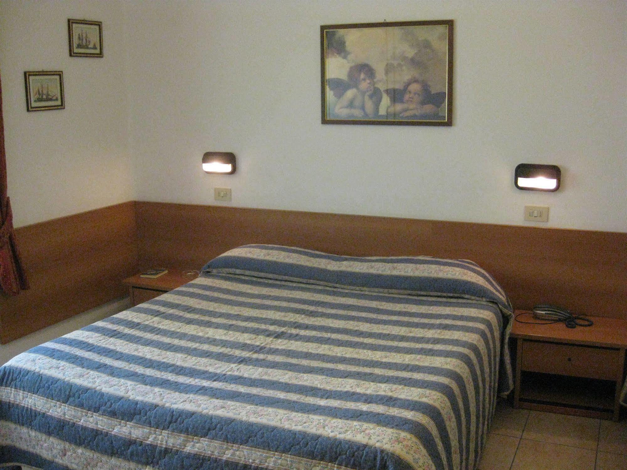 Hotel Amelia Fano Extérieur photo